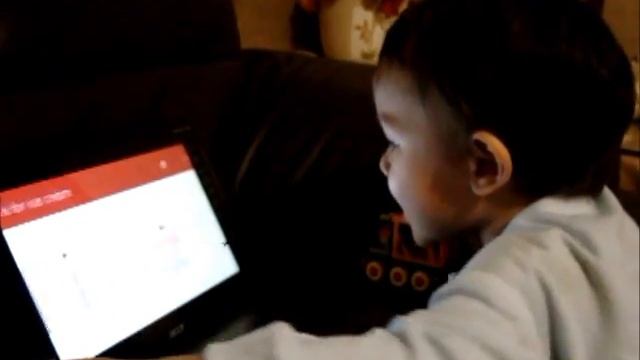 Windows 8 Used By 2 Year Old (Acer Aconia W500) смотреть онлайн