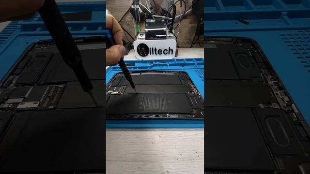 iPad Pro de 11 pulgadas Su Dueño se le sentó encima y quedo destruida se podrá Reparar? 😭 смотреть онлайн