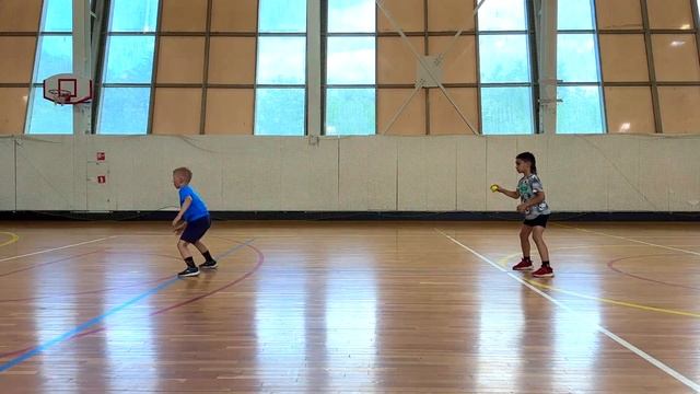 Бросок и ловля теннисного мяча с отскоком от пола с разворотом на 180 смотреть онлайн