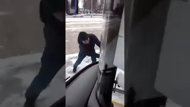 Пьяный москвич напал на электробус - бил стекло, ругался и бросался мусором