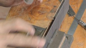 Японский потомственный мастер изготавливает акустическую гитару