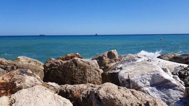 Волны на одном из пляжей в Малаге, Испания смотреть онлайн