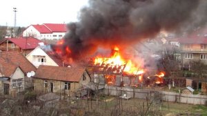 Горит частный дом.