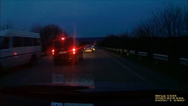 2 придурка, опасный обгон. 2 jerk, dangerous overtaking. смотреть онлайн