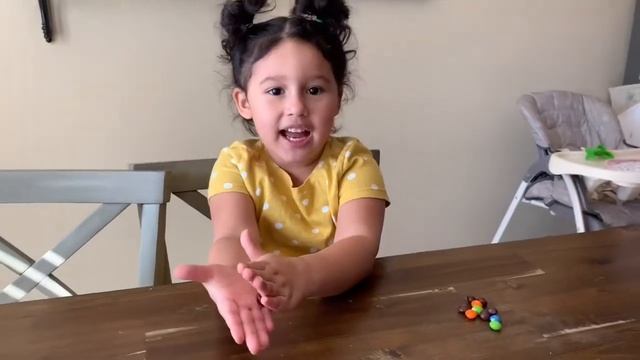 Lincoln does the zombie candy challenge! смотреть онлайн