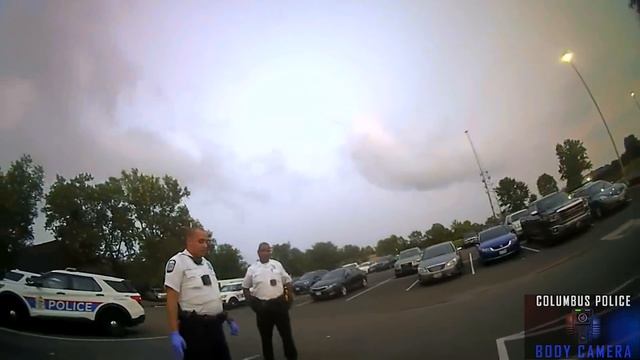 Officers stop man who Threw a Chair at a Police Station Window смотреть онлайн