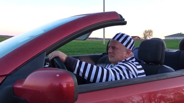 Полицейский на машинке ловит воришку, укравшего машину / Милана и Митя играют в полицию / М&Mсики смотреть онлайн