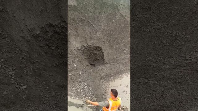 Строительство, разгрузка баржи со щебнем