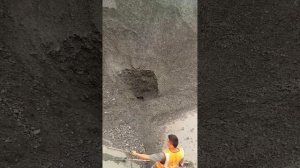 Строительство, разгрузка баржи со щебнем