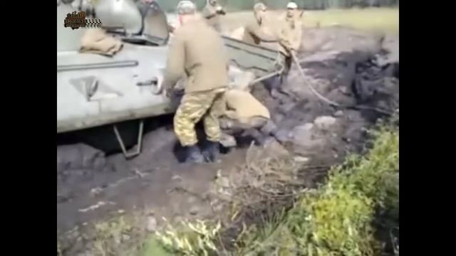 RUSSIAN TANK BTR 80 STUCK IN THE MUD РУССКИЙ БРОНЕТРАНСПОРТЁР БТР 80 ЗАСТРЯЛ В ГРЯЗИ смотреть онлайн