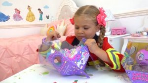 Диана играет в Пожарного и помогает папе