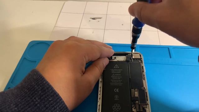 iPhone 7- Replacing the iSight camera смотреть онлайн