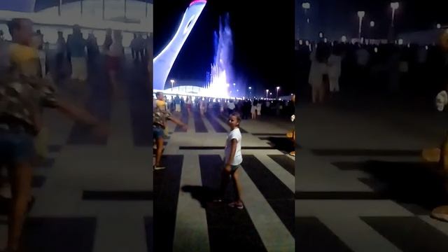 Я в Сочи и мы смотрим на поооющее фантаны!! смотреть онлайн