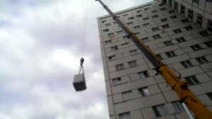 Подъем груза при помощи крана Liebherr