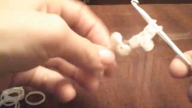 Как сделать из резинок Rainbow Loom костачку урок 8 смотреть онлайн