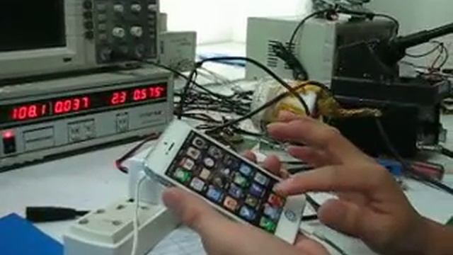 Universal Travel Adapter charging iPhone 5 by US Voltage(110V) смотреть онлайн