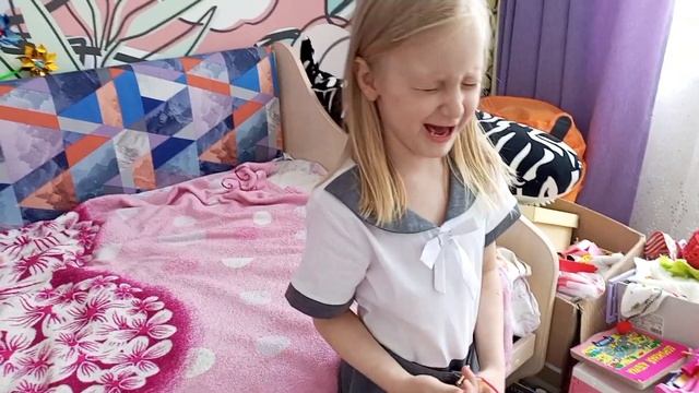 Лиза стала ОЧКАРИКОМ! ЛИЗА НОСИТ ОЧКИ. Лиза идёт в школу смотреть онлайн