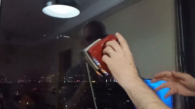 AMAZING FLAT IRON-LIKE WINDOW CLEANER | WHEN YOU DON'T WAIT FOR THE HOTEL TO CLEAN THEIR WINDOWS смотреть онлайн