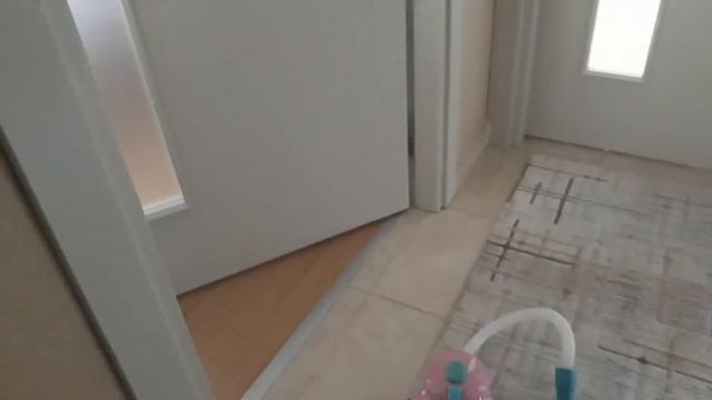 Erva Naz misafirler için evini temizliyor. Yeni Süpürge ile Eğlenceli Çocuk Videosu смотреть онлайн