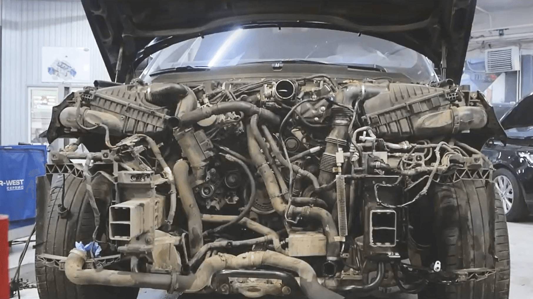 Течь моторного масла на Range Rover 4.4 TD. Систематическая проблема. смотреть онлайн