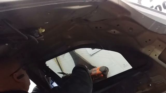 REMOVING QUARTER GLASS WINDOW USING POWER TOOLS!!! смотреть онлайн