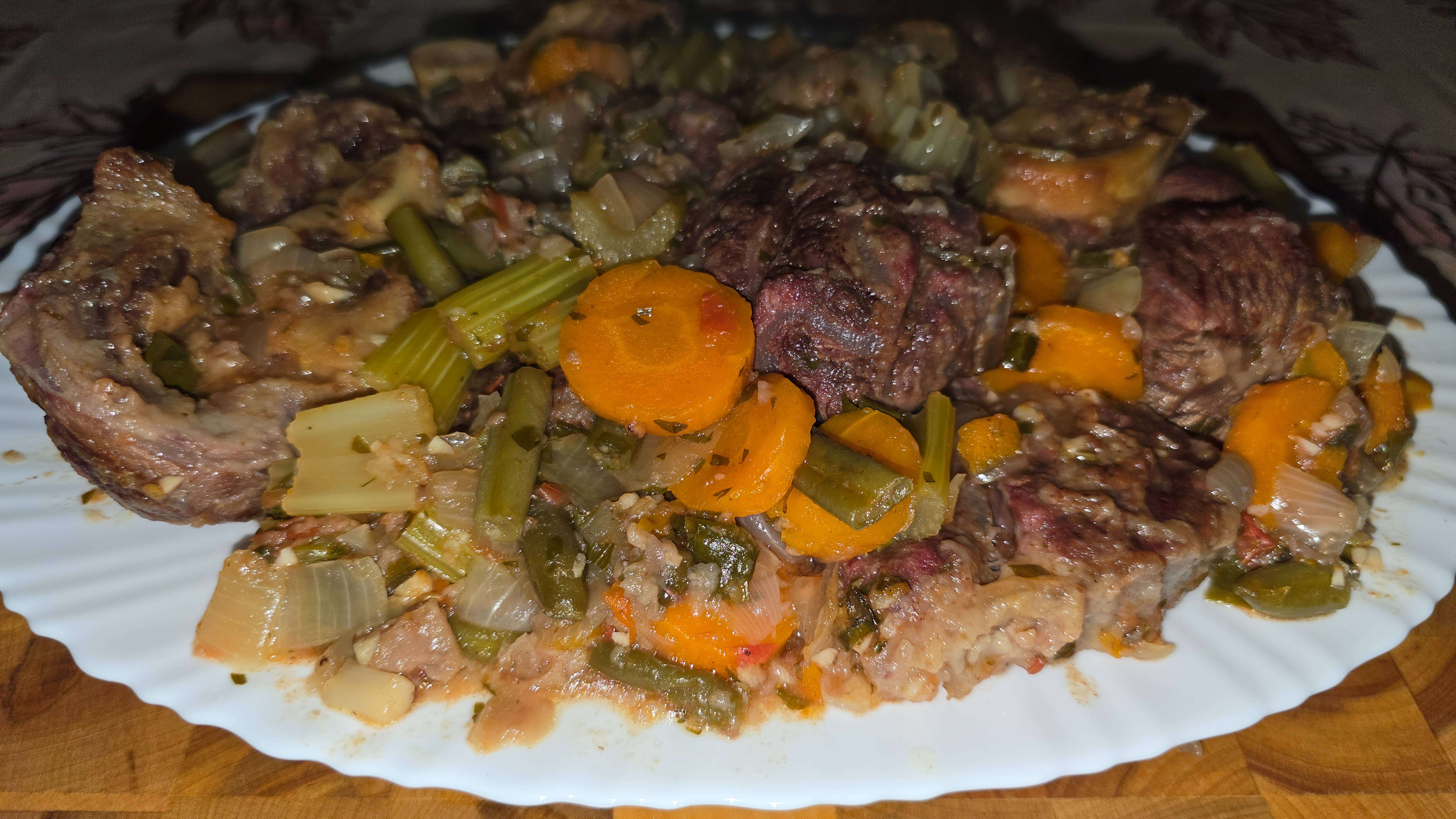 Говяжьи голяшки с овощами в духовке. смотреть онлайн