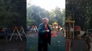 Алкаш бьет и оскорбляет школьников