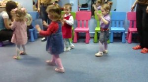 "Зашагали ножки - топ-топ-топ" Развивающая песенка для детей 2-3 лет