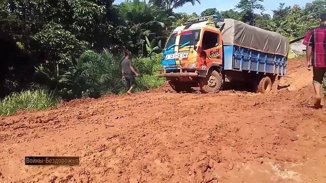 Грузовая экспедиция дальнобойщиков по чрезвычайно грязным дорогам. смотреть онлайн