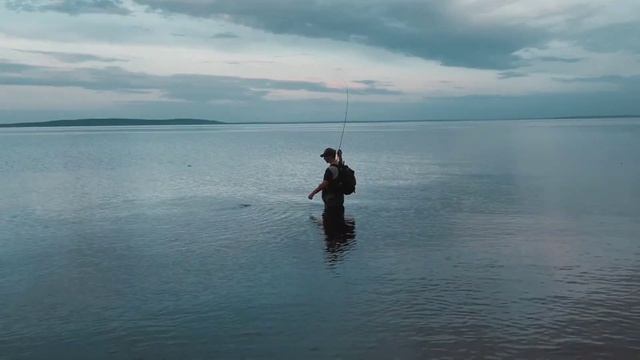 Рыбалка 2024. Рыбалка с берега на спиннинг городской пляж города. смотреть онлайн