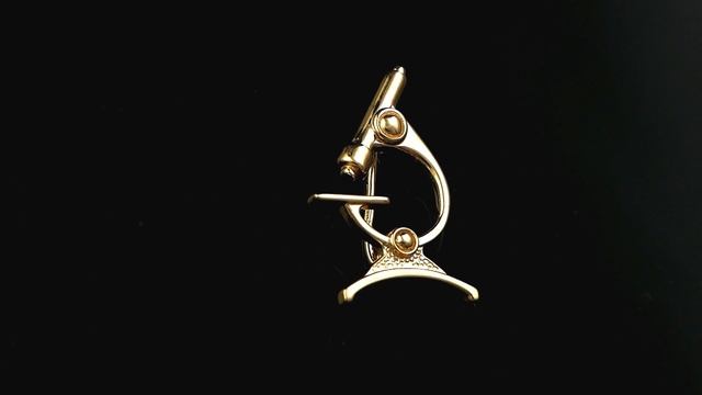 Для медика. Брошь 