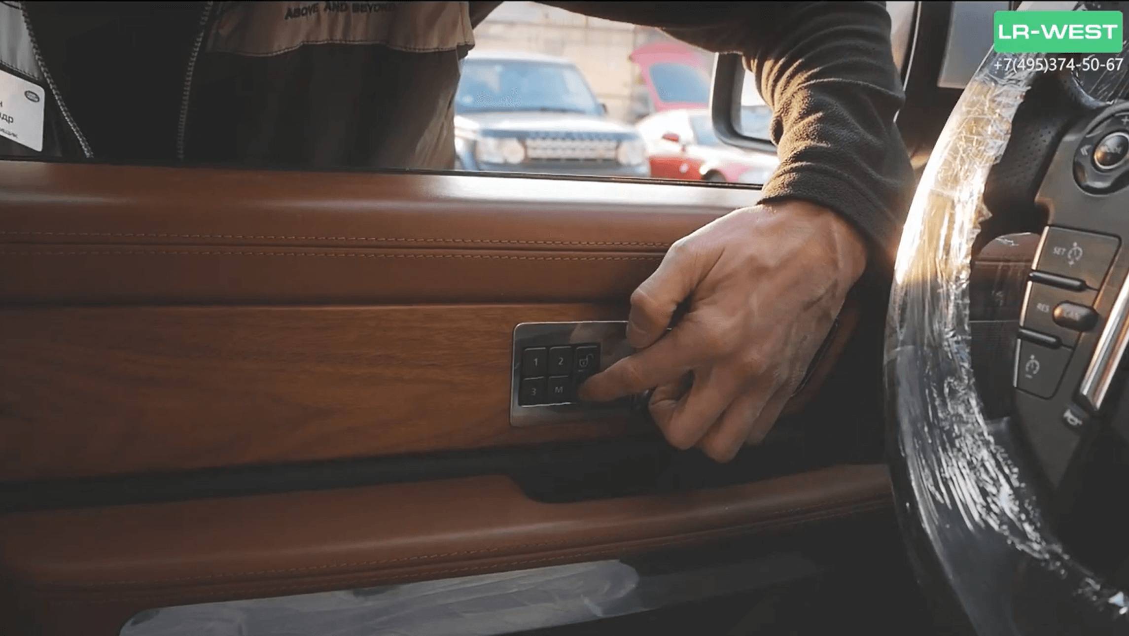 Как закрыть Рендж Ровер с работающим двигателем. Лайфхак. смотреть онлайн