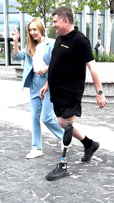 Для протеза ноги - безопасное колено и стопа с гидравлической щиколоткой смотреть онлайн