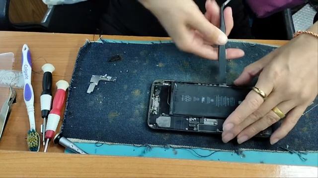 How to replace the iPhone 7 plus battery смотреть онлайн