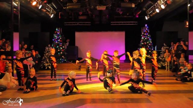 Отчетный концерт - Fraules Dance Centre - Детки 4-5 лет - Танец огня (Анастасия Попкова)