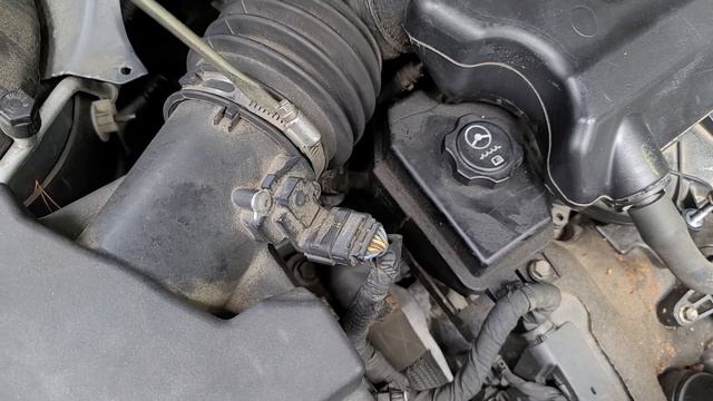 Cadillac SRX 2012 Air filter removal - hose clamp смотреть онлайн
