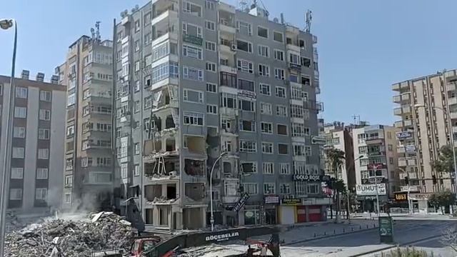 Urfa Stad apartmanı kontrollü şekilde yıkımına başlandı смотреть онлайн