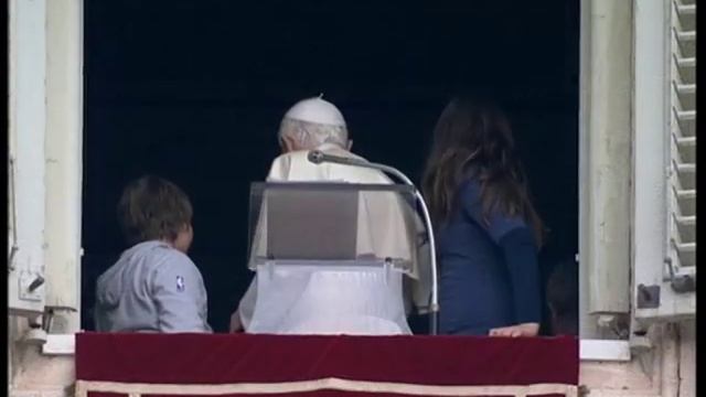 Pope releases doves from his window, only for them to return смотреть онлайн