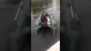 Мужик на лодке угар