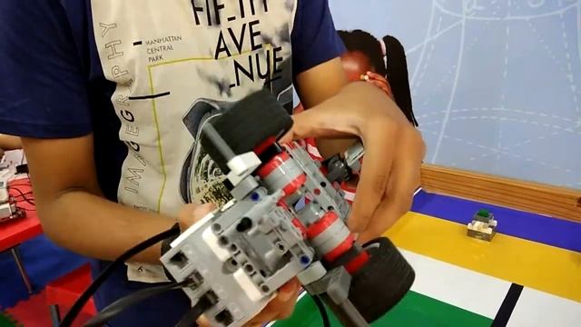 LEGO EV3 ROBOT By Using Two Touch Sensor смотреть онлайн