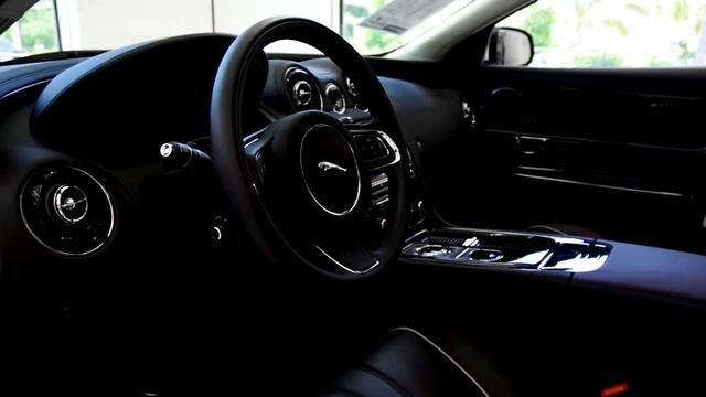 A Quick Look At This Jaguar XJ Supercharged смотреть онлайн