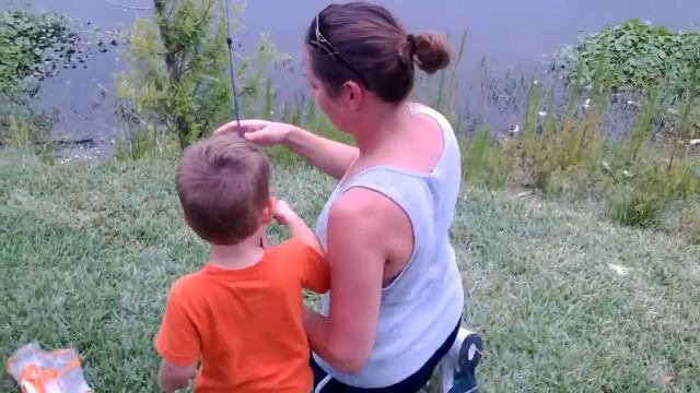 Mama and Lincoln catching a fish! смотреть онлайн