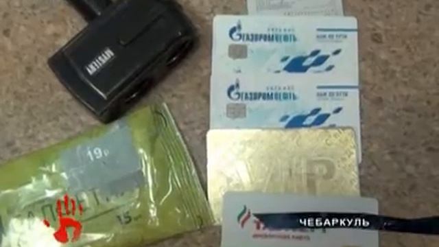 Мужчина бил окна машин, чтобы забрать карточки-скидки и солнцезащитные очки смотреть онлайн