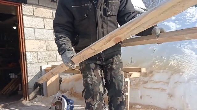 нарезаем бруски и обрезаем тес