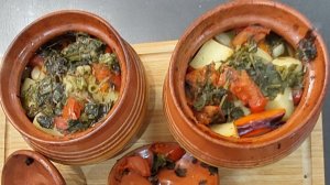 Мясо с овощами в горшочках