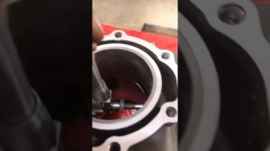 Кривая расточка гильз блока цилиндров.