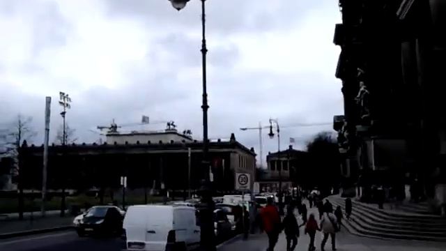 Лимузин из средины 20 го века в центре Берлина. смотреть онлайн