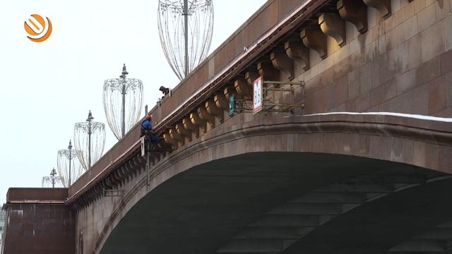 Мастера со стальными нервами. Сотрудники "ОЭК" восстановили подсветку Большого Москворецкого моста смотреть онлайн