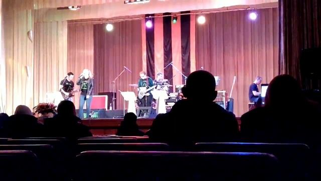 На сцене ДК  #Фрунзе_Сакский В. Шаповал с группой "Блекаут" (в логотипе группы нацистский символ)