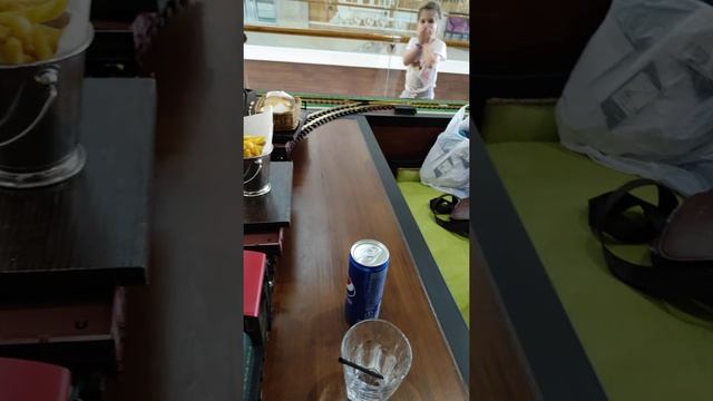 Необычный ресторан. Еда приезжает на мини-поезде смотреть онлайн